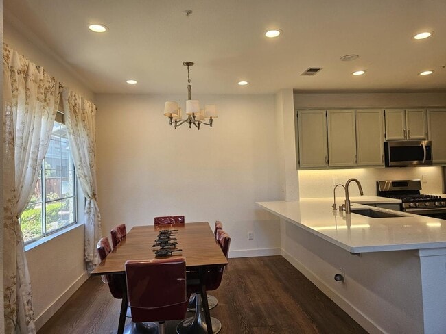 Building Photo - Modern 3BD/3BA Townhouse in Prime Union Ci...