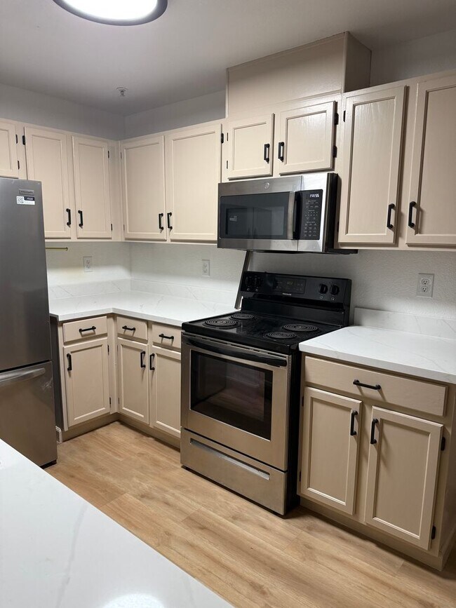 Building Photo - Gated Community with easy west bound 80 access