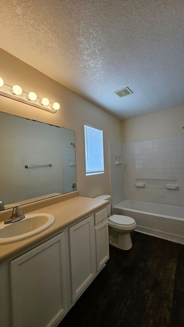 Building Photo - 5 Bed 3 Bath