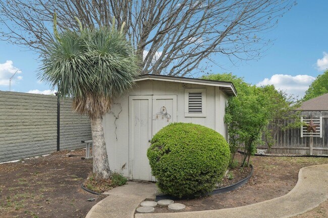 Building Photo - 1300 Leah Ln