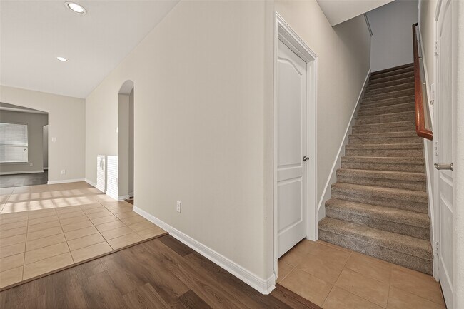 Building Photo - 25354 Holton Ridge Dr