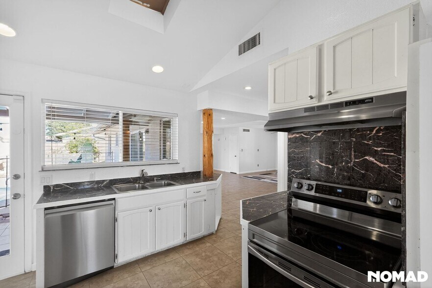 Building Photo - 1636 W Taro Ln