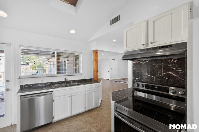 Building Photo - Charming 4BR House in Phoenix
