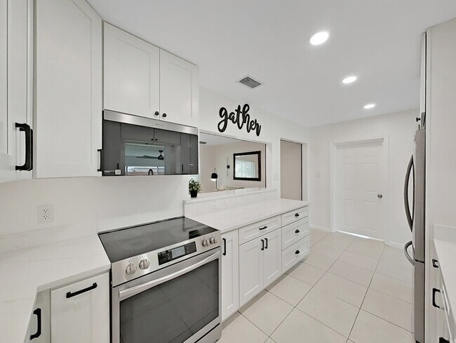 Building Photo - 4610 W Bay Villa Ave