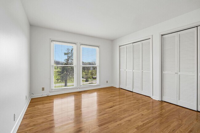 Building Photo - Experience the perfect blend of privacy and open space in this beautifully maintained 3-bedroom, ...