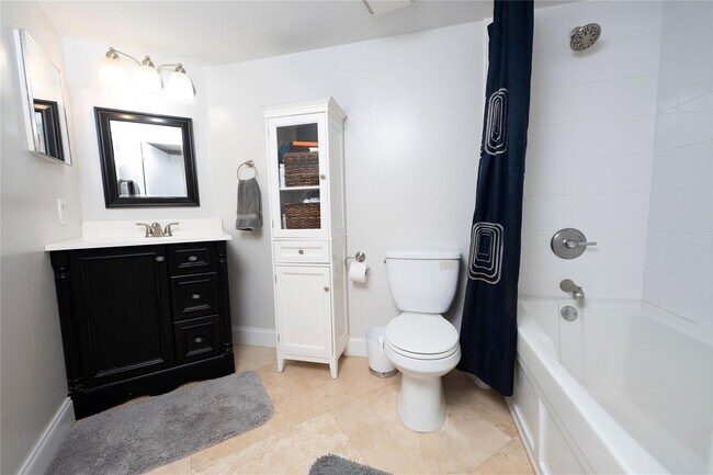 Building Photo - 520 SE 5 Ave