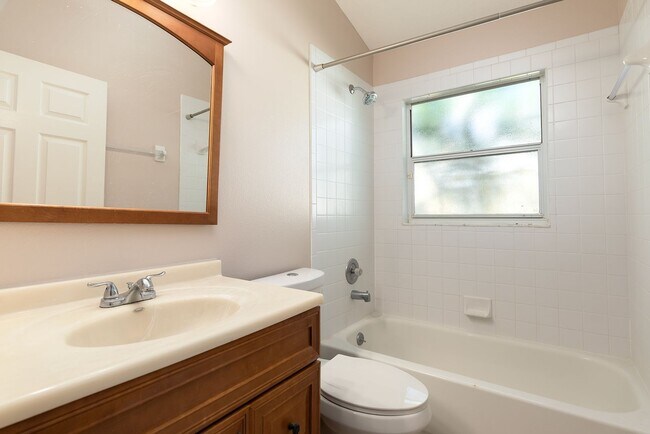 Building Photo - HEATHROW 3 BDRM HOME READY NOW!