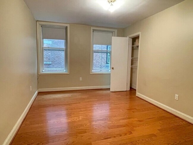 Building Photo - 394 Riverway