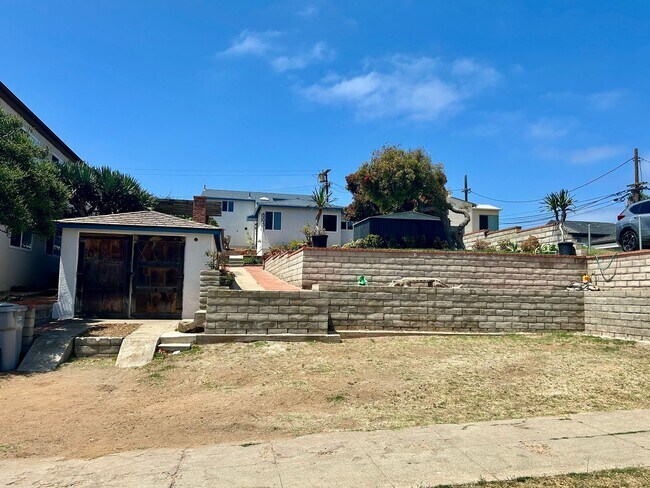 Building Photo - Charming 2 Bed / 2 Bath Coastal Retreat with Ocean Views in Ocean Beach