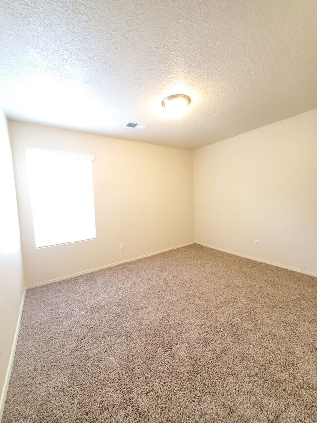 Building Photo - 3 bed 2 bath 1800 sq ft in Huning Ranch!