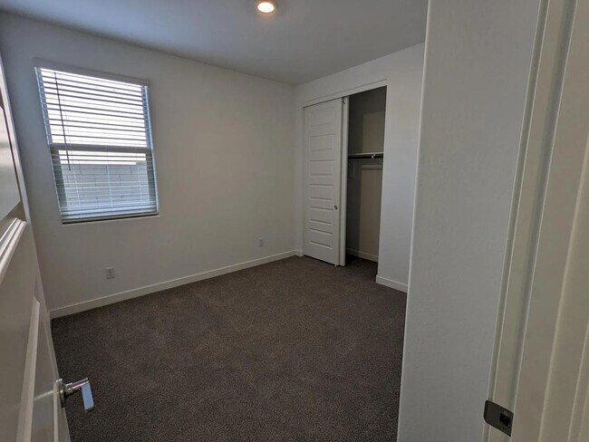 Building Photo - 2250 E Kelly Dr