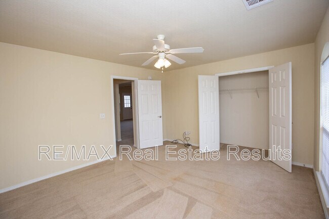 Building Photo - 1902 SW Fremont Rd