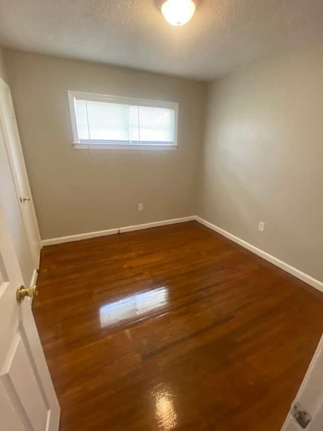 Building Photo - **ON HOLD*3 Bedroom / 1 Bathroom Home for ...