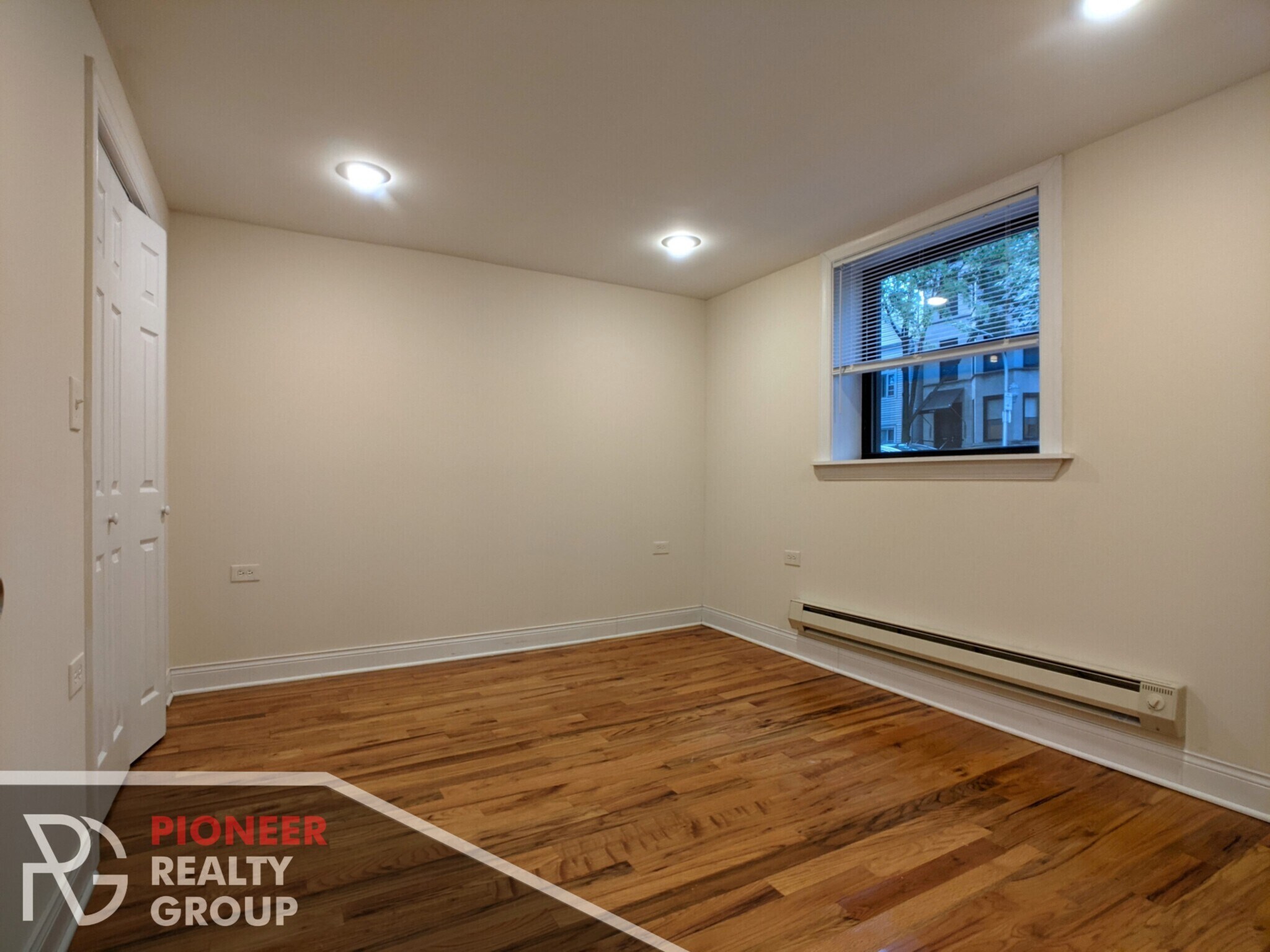 Building Photo - 1129 W Oakdale Ave