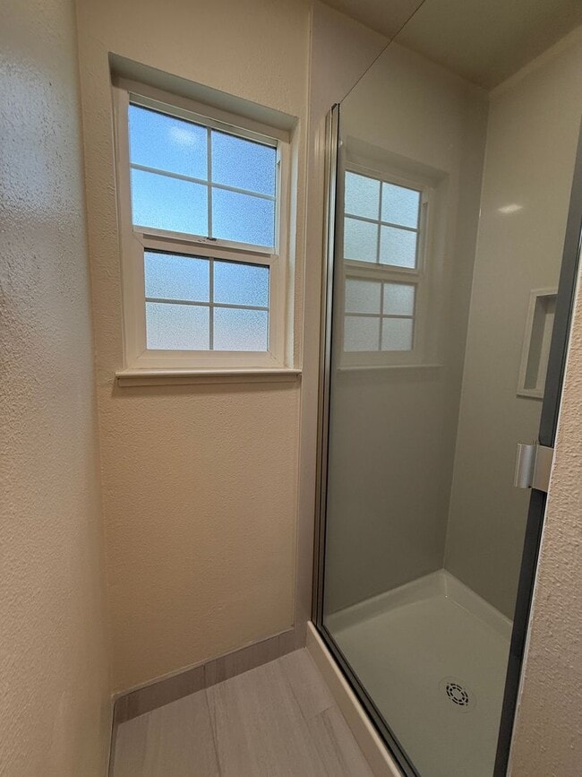 Building Photo - Updated single story near shopping and fre...
