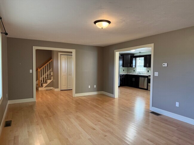 Building Photo - 10 Shamrock Ln