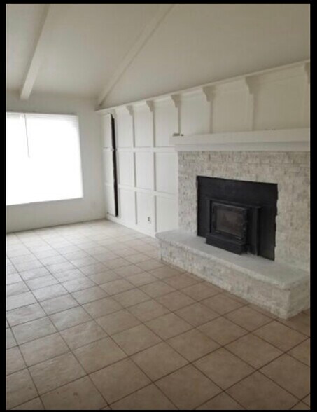 Building Photo - 5801 W Carmen Ave