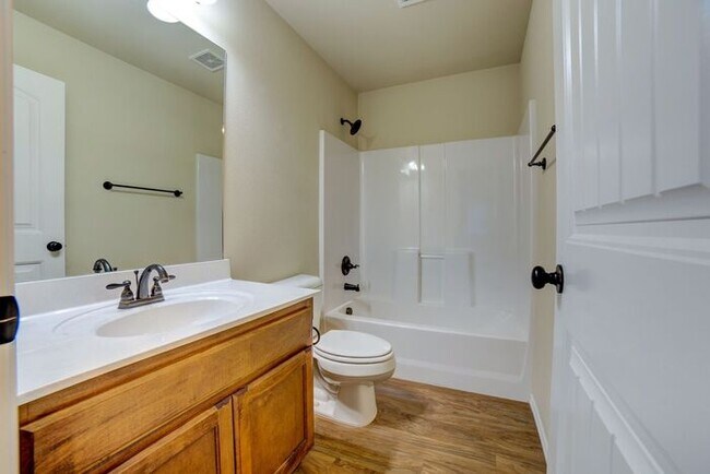 Building Photo - Move In Special! 3/2 Open And Bright Craft...