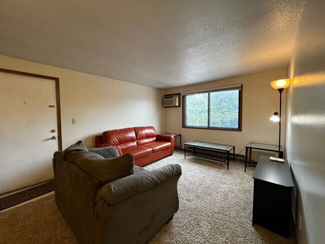 Building Photo - $1,025 | 2 Bedroom, 1 Bathroom Apartment |...