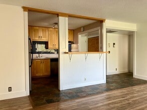 Building Photo - 875 Donner Way