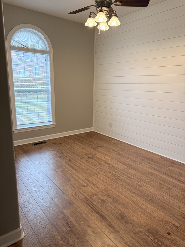 Building Photo - 129 Thoroughbred Way