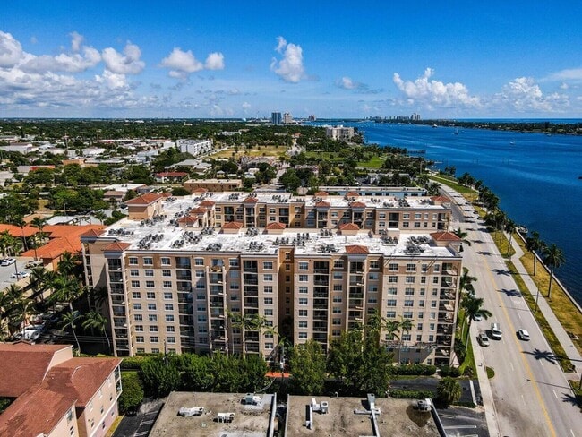 Building Photo - 1801 N Flagler Dr