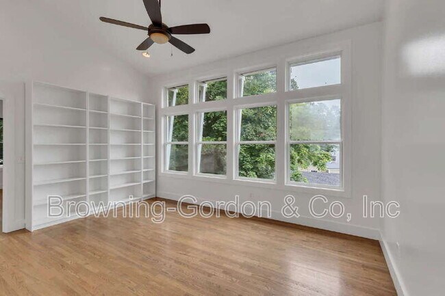 Building Photo - 1137B Kirkland Ave
