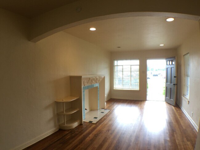 Building Photo - 205-207 Tennant