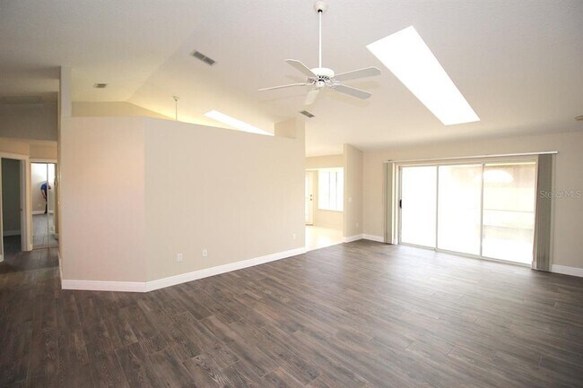 Building Photo - 20 Clarendon Ct N