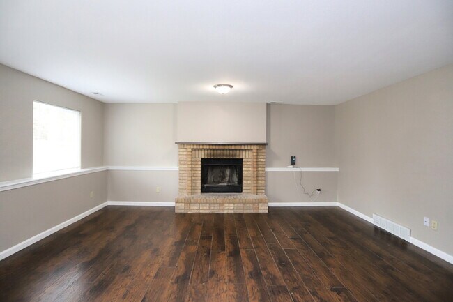 Building Photo - Beautifully Updated Split-Level Home with ...