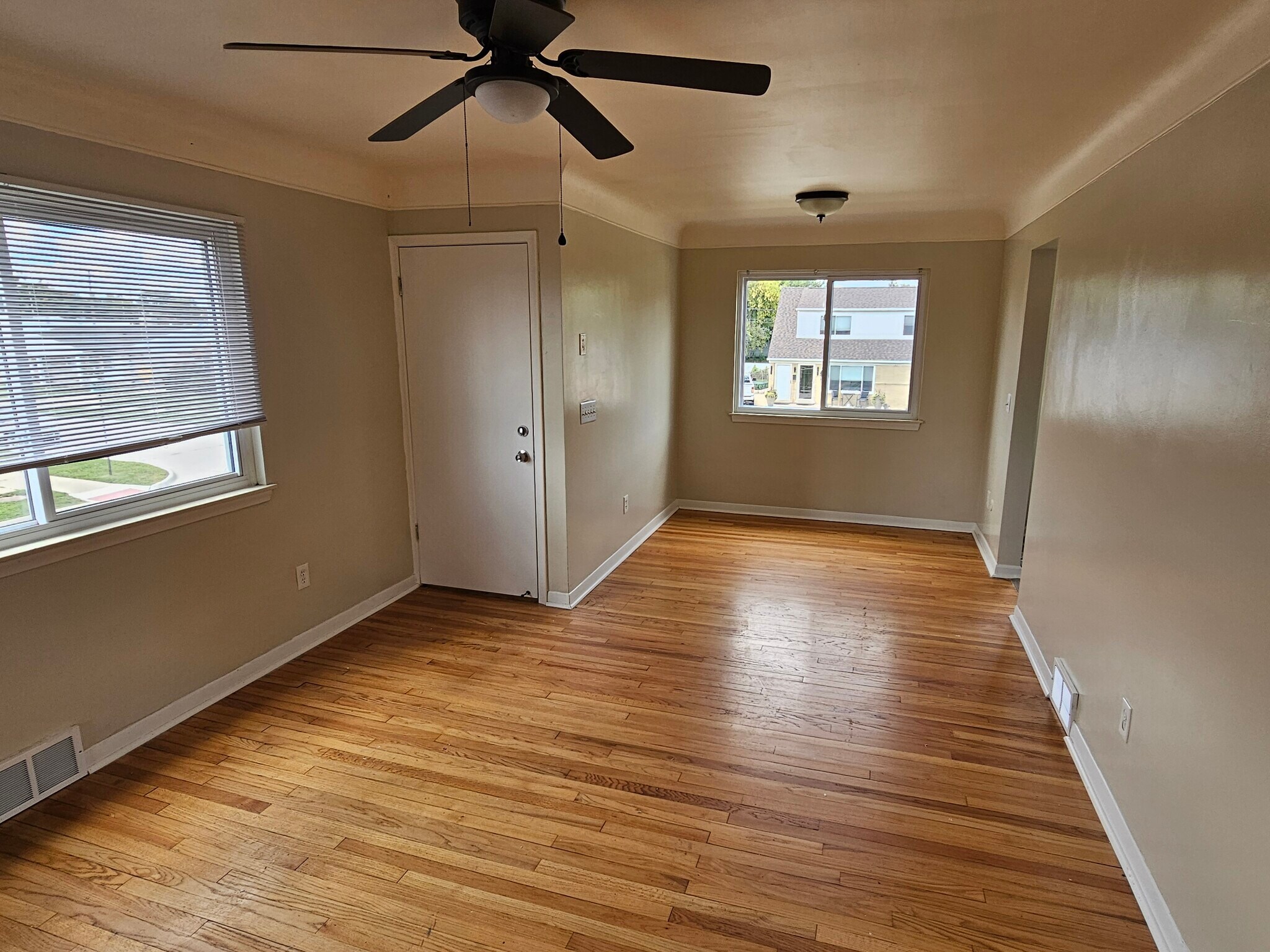 Living_room_photo_1 - 17780 Marquette St
