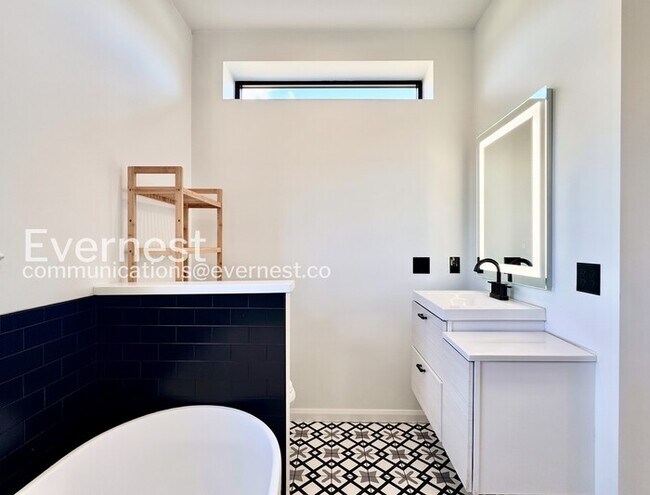 Building Photo - 2 Bed, 2 Bath Home with Garage / Pet-Friendly / Available Now!