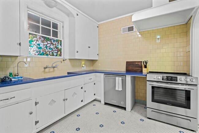 Building Photo - 1919 Rosenberg St