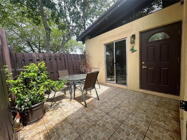 Building Photo - 322 Briarwood Cir