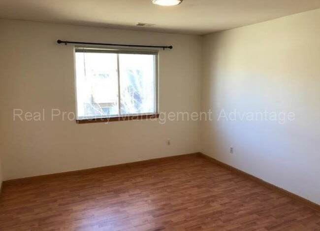 Building Photo - Spacious 2 Bed Condo with Attached Garage