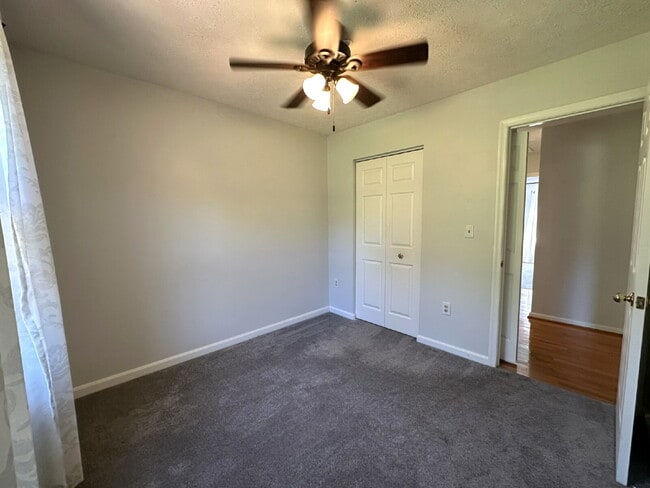 Building Photo - Lovely End Unit Townhome in Avondale Run!