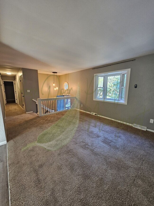 Building Photo - BEAUTIFUL UPDATES!!