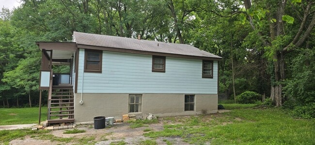 Building Photo - 2 properties on 2+ acres in south east springfield