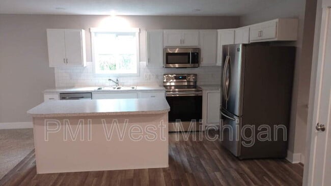 Building Photo - 546 W Elm St