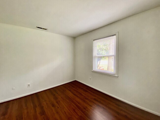 Building Photo - Charming Ranch-Style Home With Garage Avai...