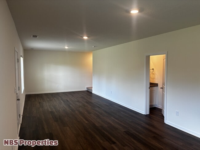 Building Photo - 935 Utopia Ln