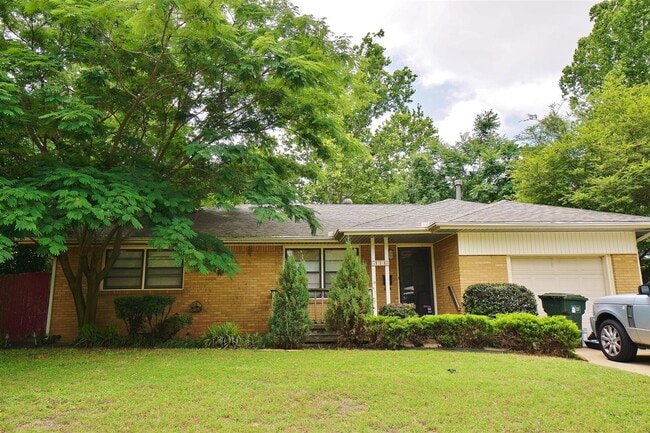 Primary Photo - Charming 2 bedroom home in the center of N...