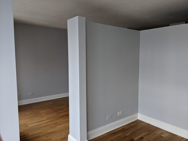 Building Photo - 450 W Briar Plz