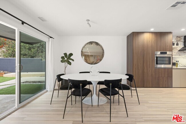 Building Photo - 9289 Swallow Dr