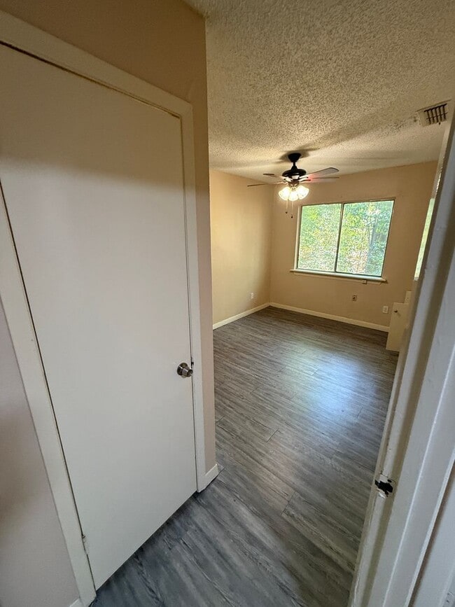 Building Photo - Two-story 2-bed/1.5 bath!