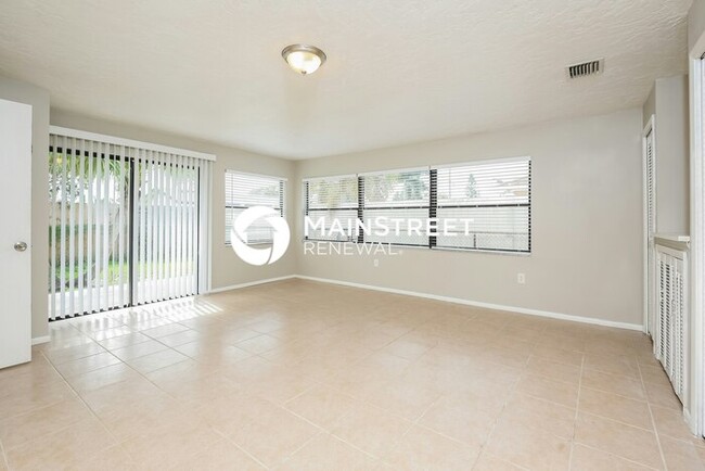Building Photo - 1320 Arlington Cir