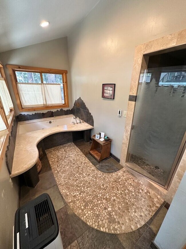 Building Photo - Cute 3Bd home available for a 3-6 month se...