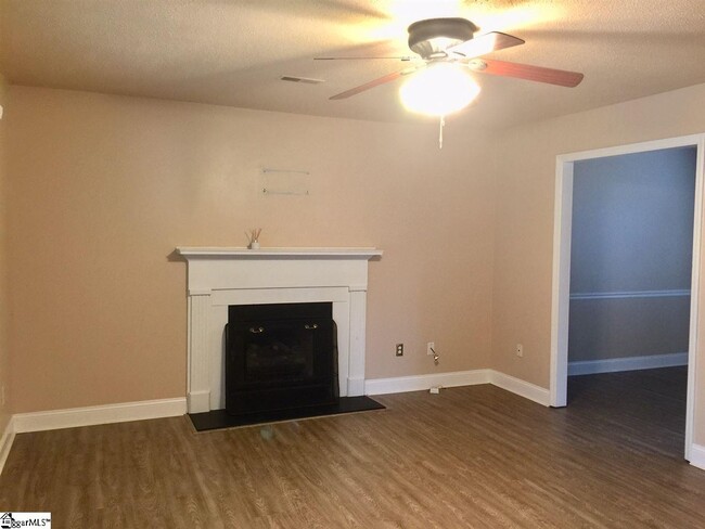 Building Photo - 305 Laurel Tree Ln