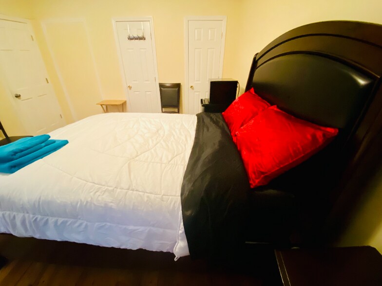 Building Photo - 20 Vineyard Ave