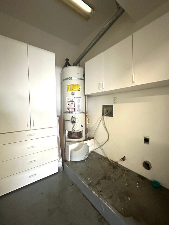 Building Photo - Gorgeous 3 Bed, 2.5 on Corner Lot